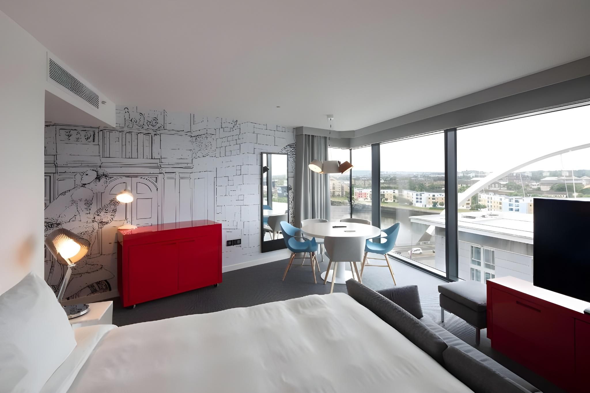 Radisson RED Glasgow Standard Room 18
