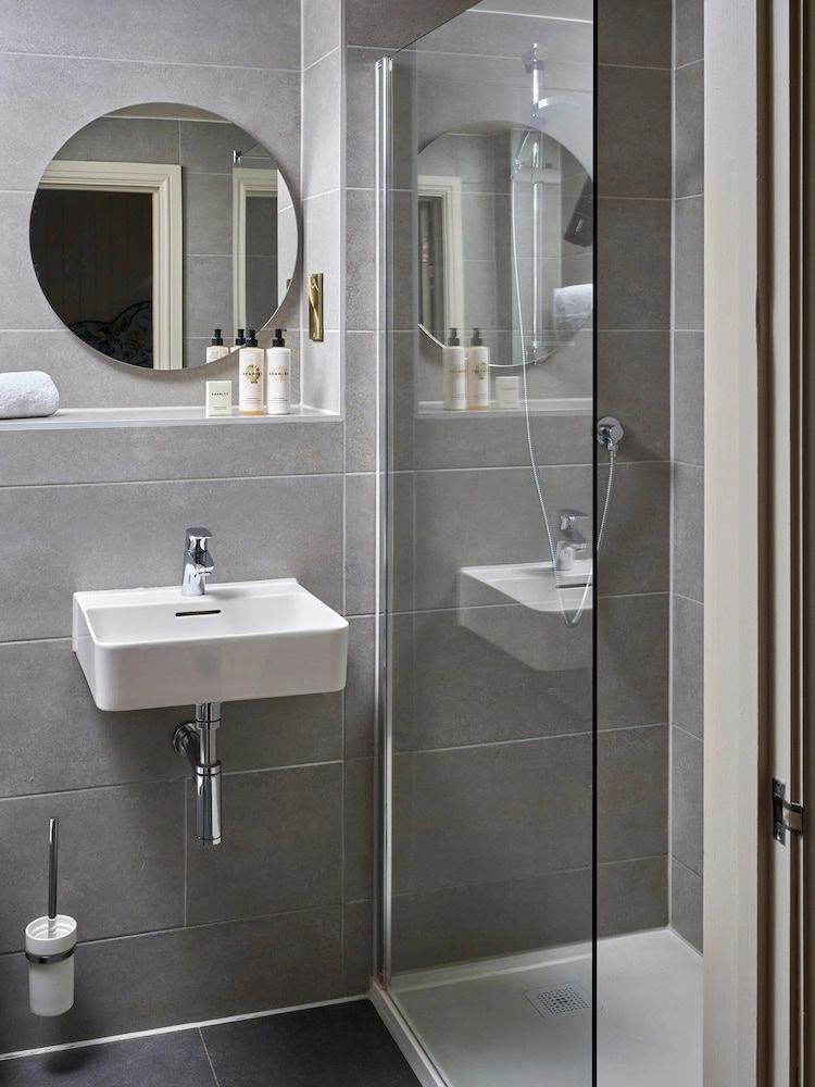 The White Horse Comfort Room 3