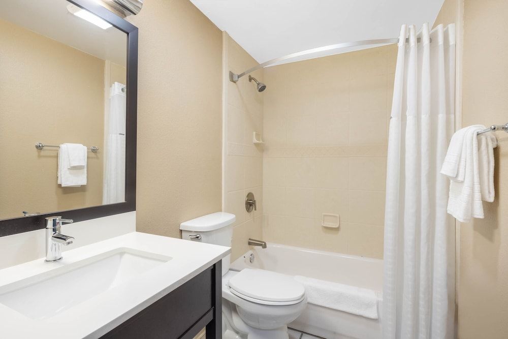 FairBridge Inn Express Nyack Standard Room, 1 King Bed, Accessible, Non Smoking 3