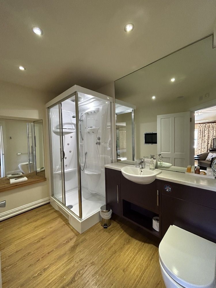 Moresby Hall Le Meschin King Four Poster 5