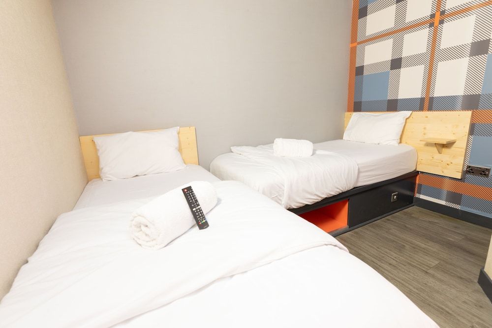 easyHotel Glasgow Basic Twin Room, 2 Twin Beds, No Windows 3