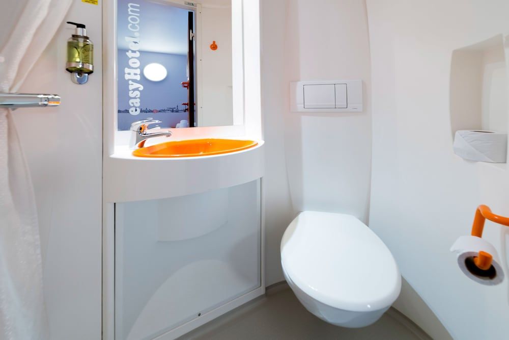 easyHotel Glasgow Basic Twin Room, 2 Twin Beds, No Windows 5