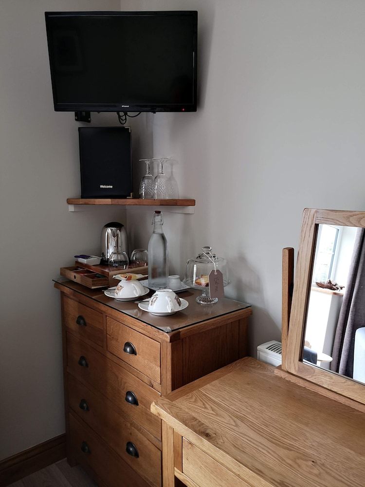 White Cottage B&B Deluxe Double or Twin Room, Ensuite, Garden View 6