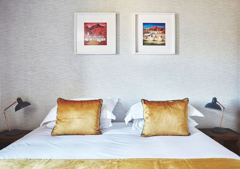 Garrison Apartment, Full and Sofa Bed