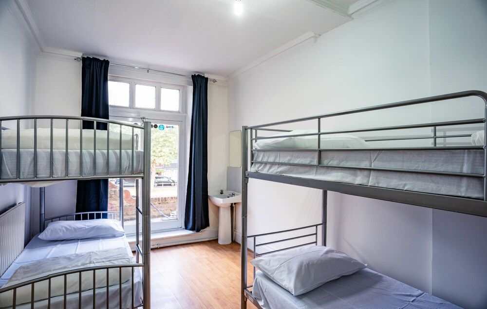 Mile End Beds - Hostel Quadruple Room, Shared Bathroom 4
