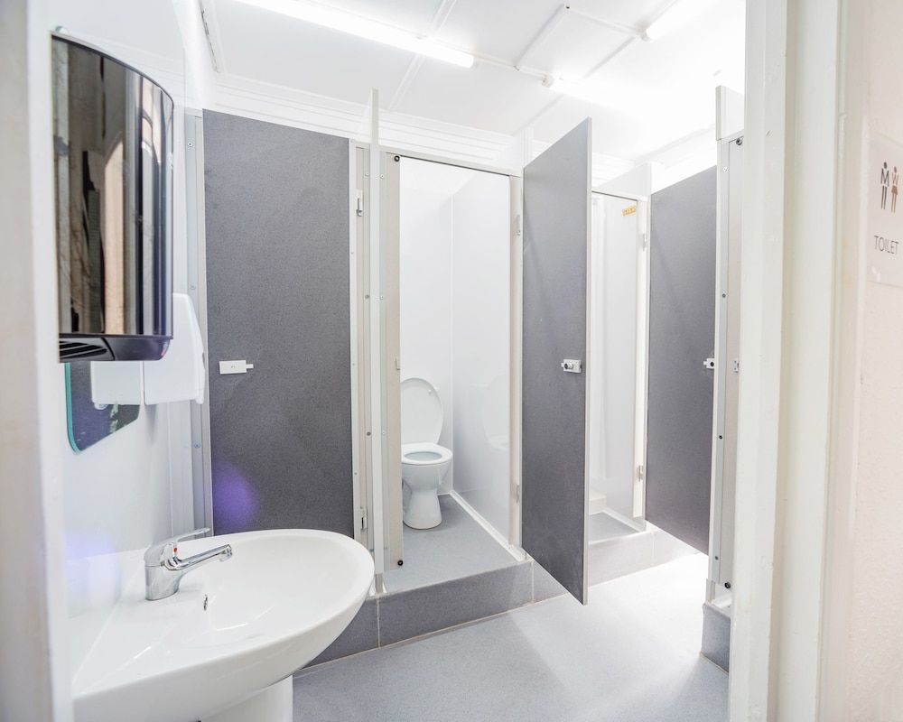 Mile End Beds - Hostel Quadruple Room, Shared Bathroom 9