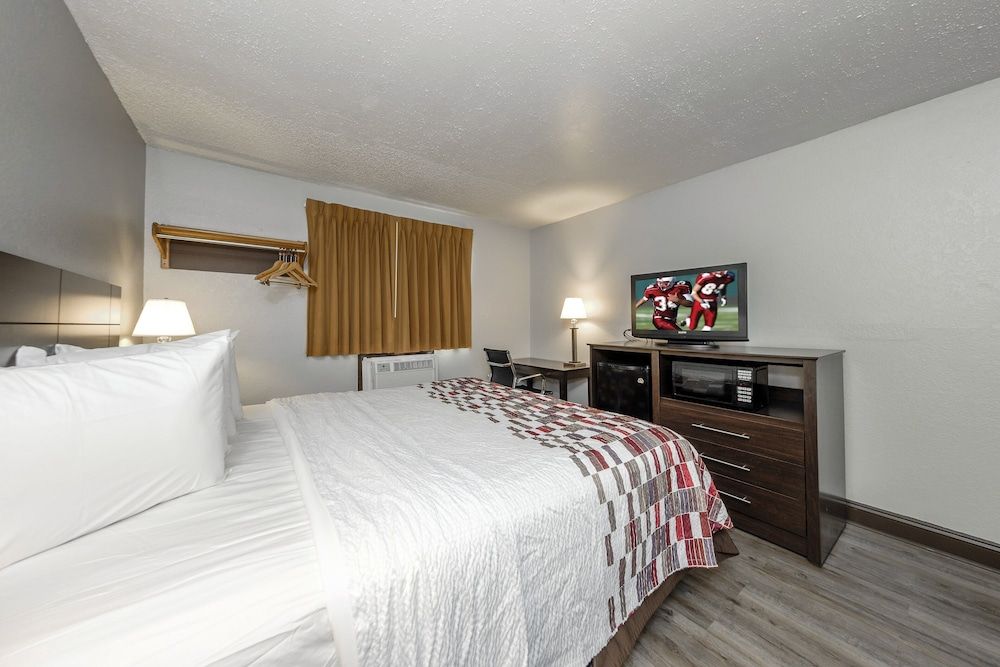 Red Roof Inn Culpeper Deluxe Room, 1 King Bed, Accessible, Non Smoking