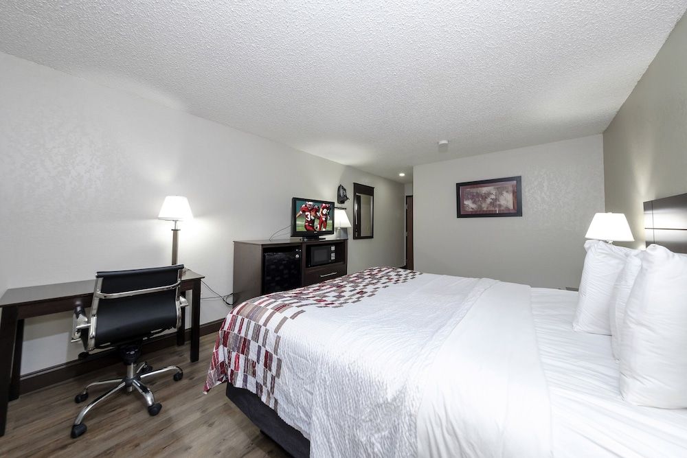 Red Roof Inn Culpeper Suite, 1 King Bed, Non Smoking 4