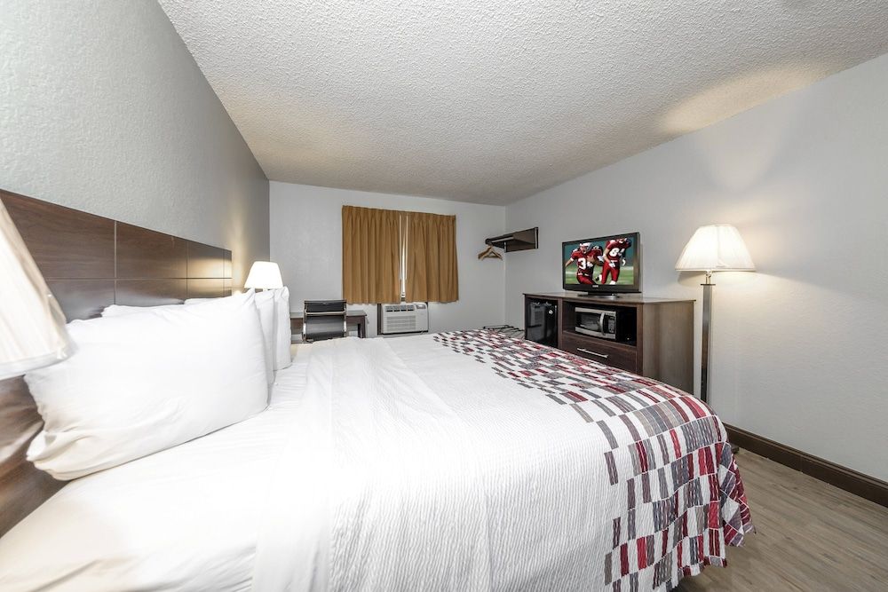 Red Roof Inn Culpeper Suite, 1 King Bed, Non Smoking 3