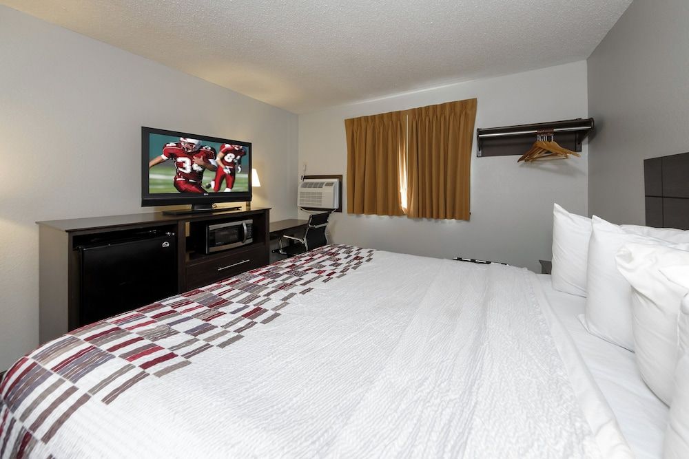 Red Roof Inn Culpeper Deluxe Room, 1 King Bed, Accessible, Non Smoking 2