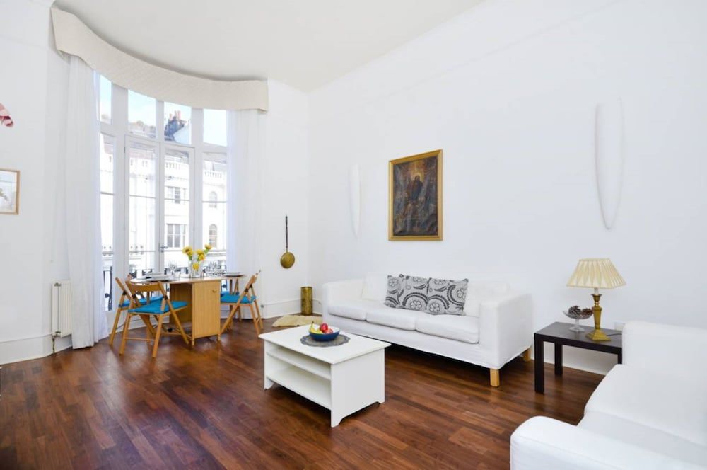 The Lancaster Apartment, 2 Bedrooms 8