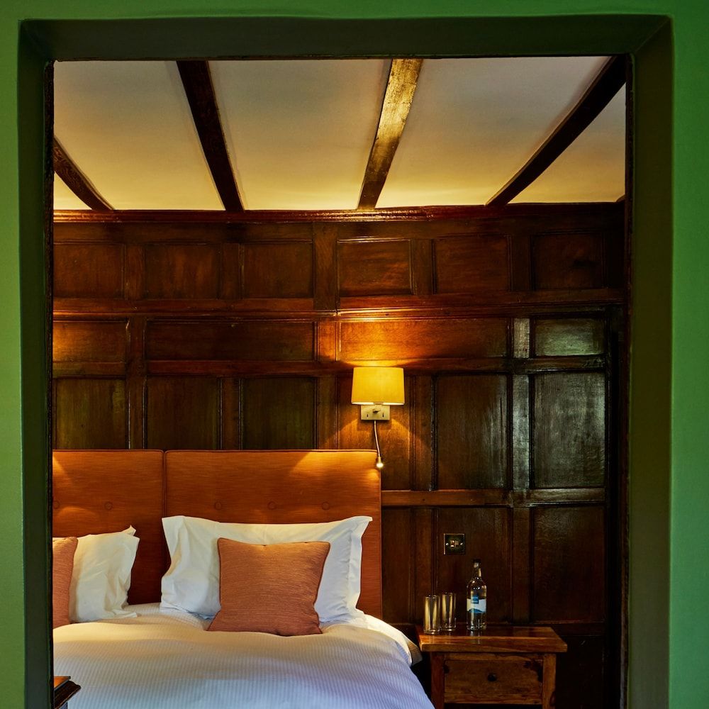 Ockenden Manor Hotel & Spa Suite (Feature)