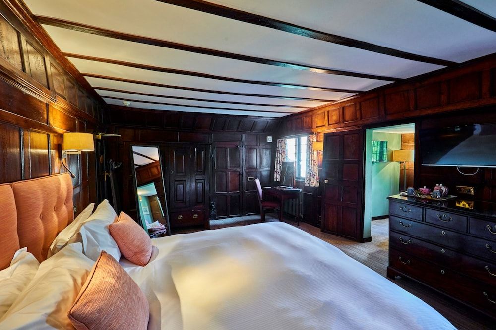 Ockenden Manor Hotel & Spa Suite (Feature) 4