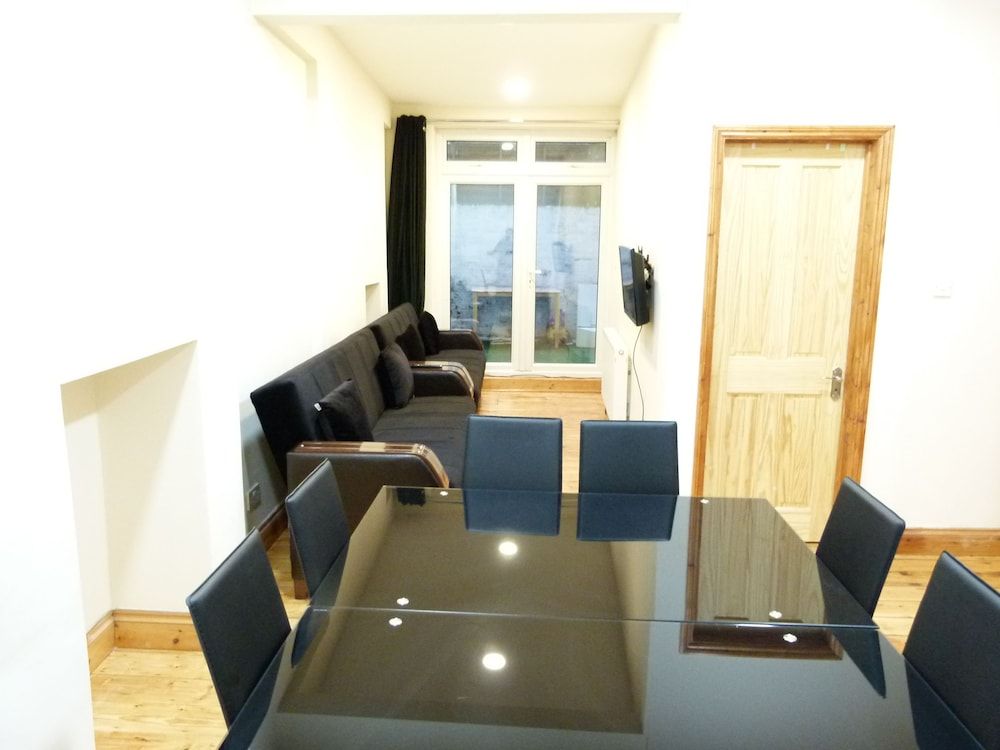 SS Property Hub - Family Apartment Kensington Apartment, 2 Bedrooms 13