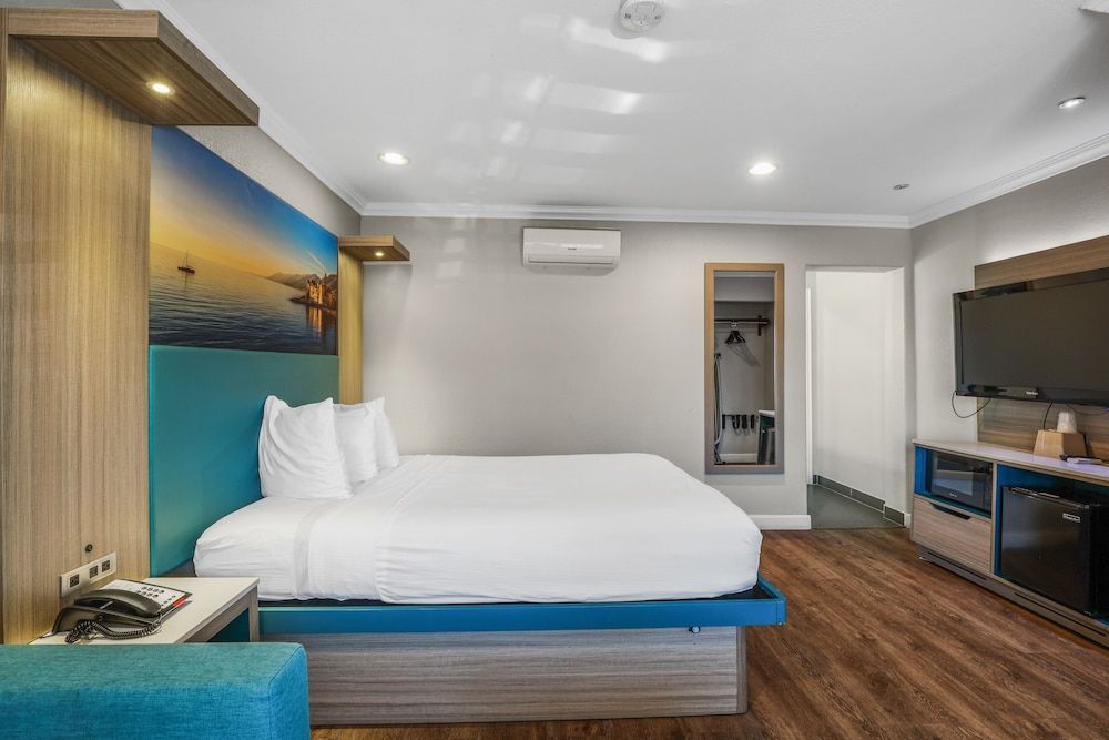 Economy Single Room, 1 Queen Bed, Refrigerator & Microwave