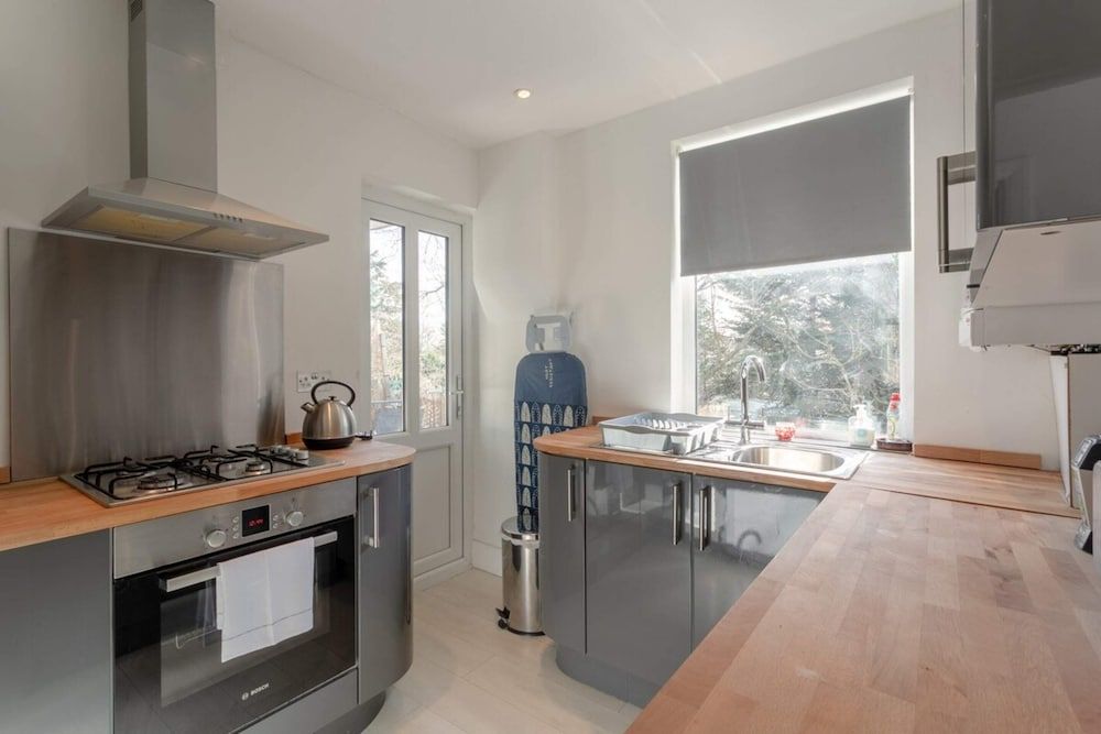 undefined Modern 2 Bedroom Apartment in Morden 3