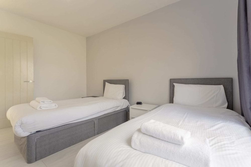 undefined Modern 2 Bedroom Apartment in Morden 9