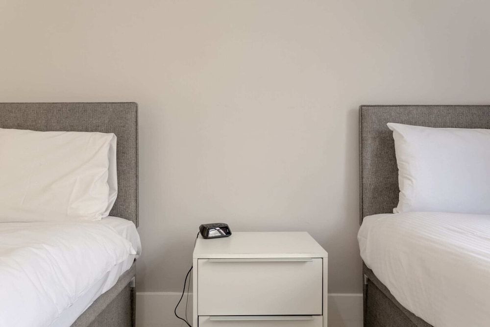 undefined Modern 2 Bedroom Apartment in Morden 7