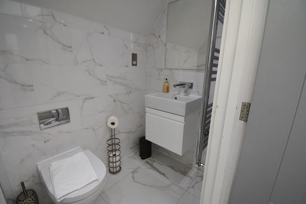 Northside Apartments Ealing Deluxe Apartment, 2 Bedrooms, 2 Bathrooms, Mezzanine 13