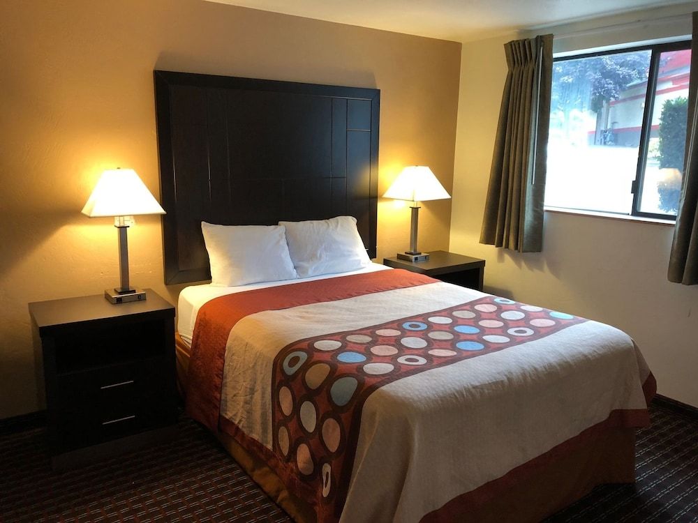 Standard Room, 1 Queen Bed