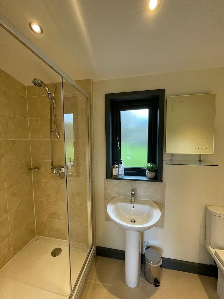 The Baiting House and Lodges Luxury Cabin, 1 King Bed, Hot Tub 5