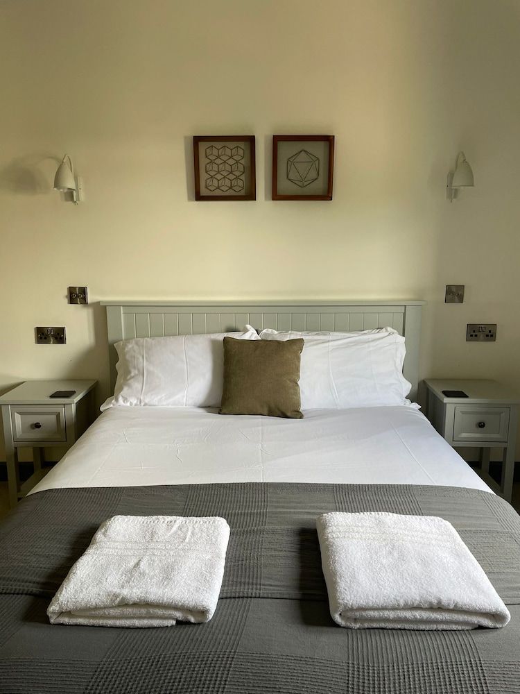 The Baiting House and Lodges Luxury Cabin, 1 King Bed, Hot Tub