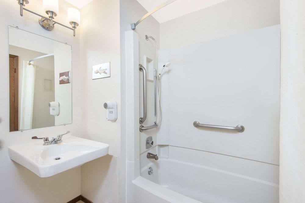 Room, 1 Queen Bed, Accessible, Non Smoking (Bathtub w/ Grab Bars)