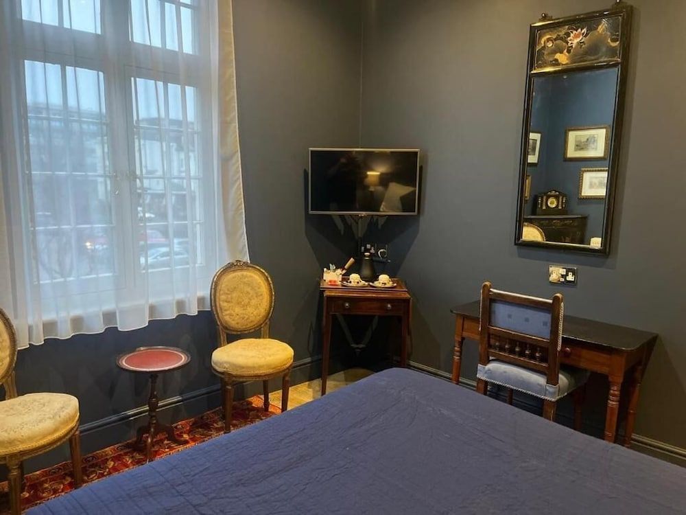 Queens Court Hotel Standard Double Room, 1 Double Bed, Ensuite 4