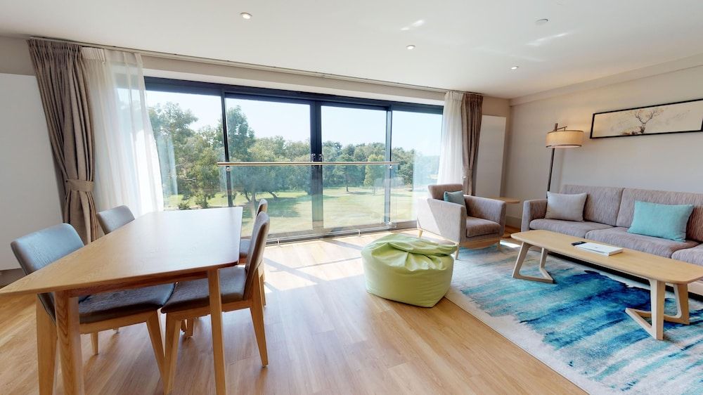 Old Thorns Hotel & Resort Penthouse, 3 Bedrooms 4