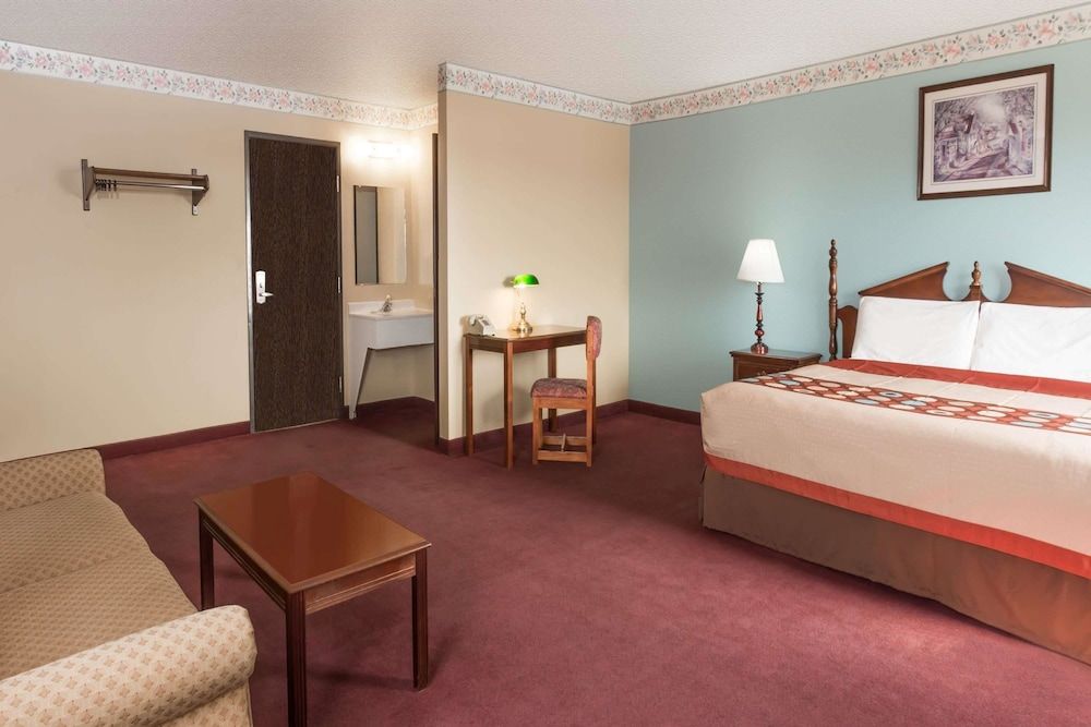 Studio Suite, 1 King Bed, Smoking