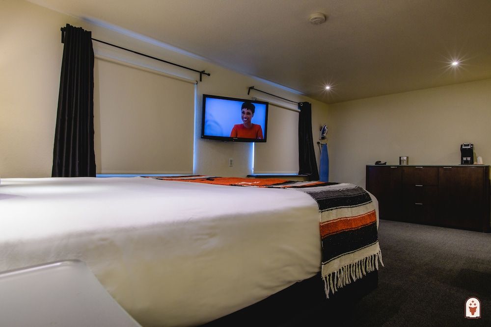 Suite, 1 King Bed (Coyote Suite)