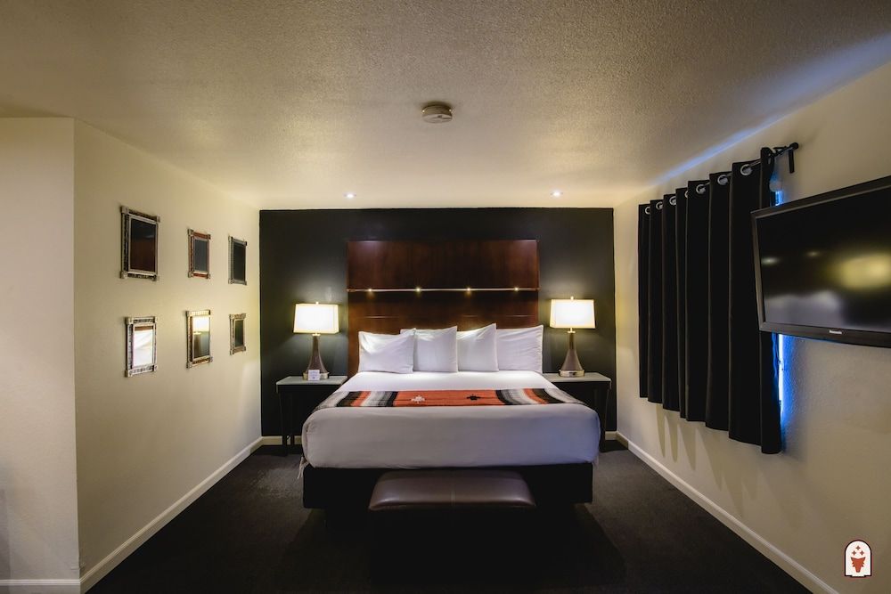 Suite, 1 King Bed (Coyote Suite)