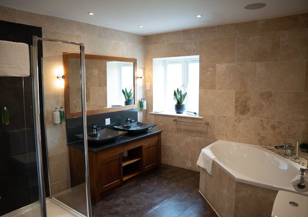 The Crossways Deluxe Suite 8