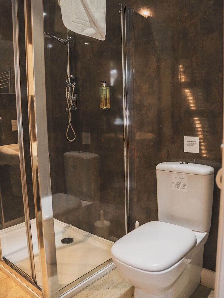 The Crossways Deluxe Twin Room 4