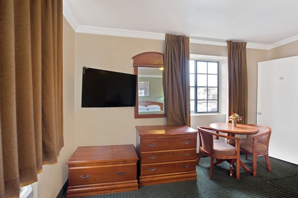 undefined Super 8 by Wyndham Hollywood/LA Area 10