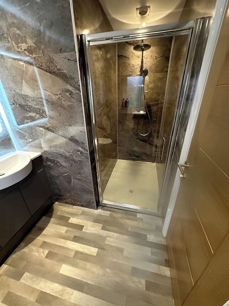 Burton Lodge Guest House and Spa Family Room 6