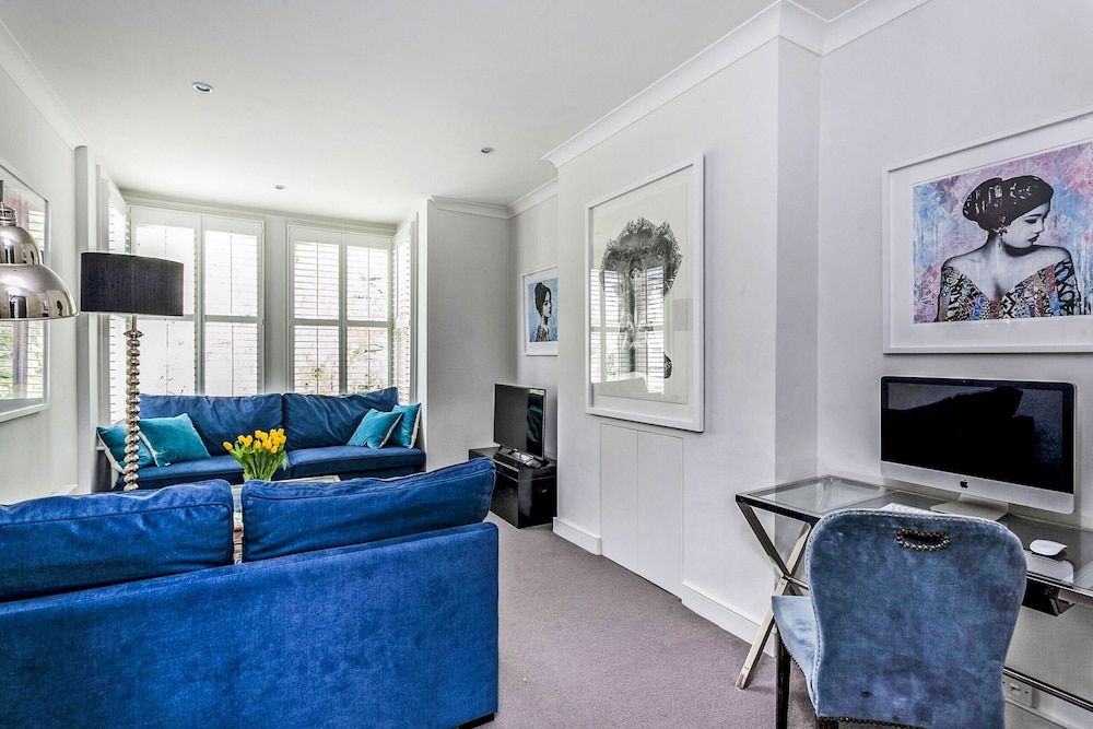 Elegant Shepherds Bush Home by Kensington Olympia Apartment (2 Bedrooms) 17