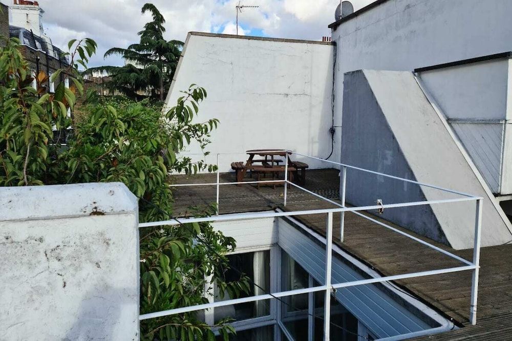 undefined The Harrods Mews - Modern 4BDR house with rooftop terrace 2