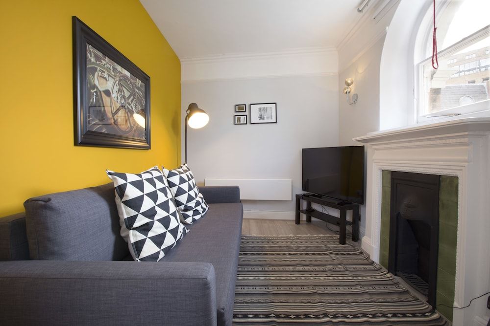 Emperors Gate Residence by Allô Housing Studio Suite 9