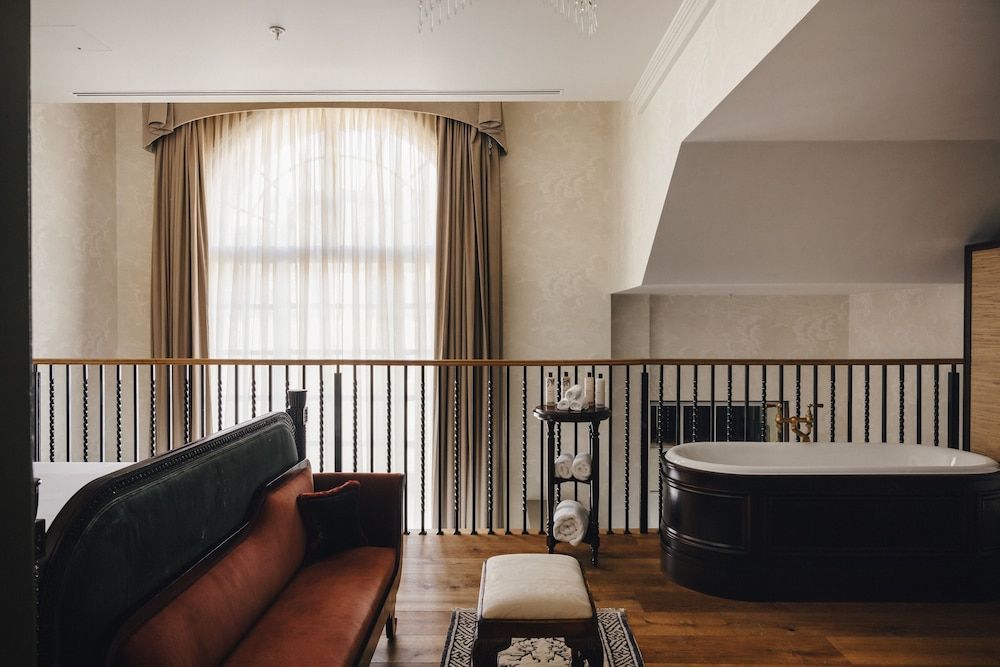 Deep Soaking Bathtub