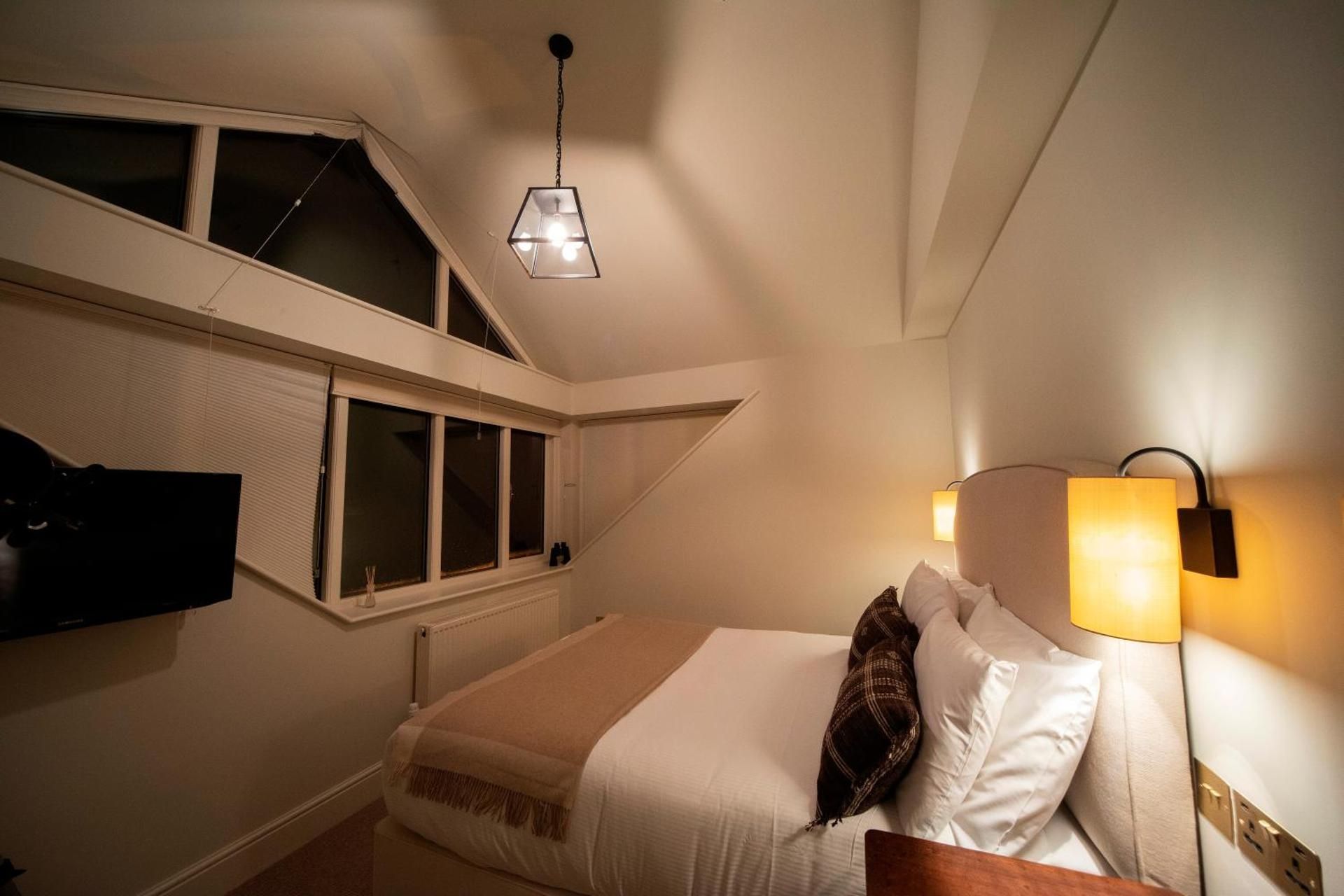 Victorian House Deluxe King Room with Mountain View (No Pets)