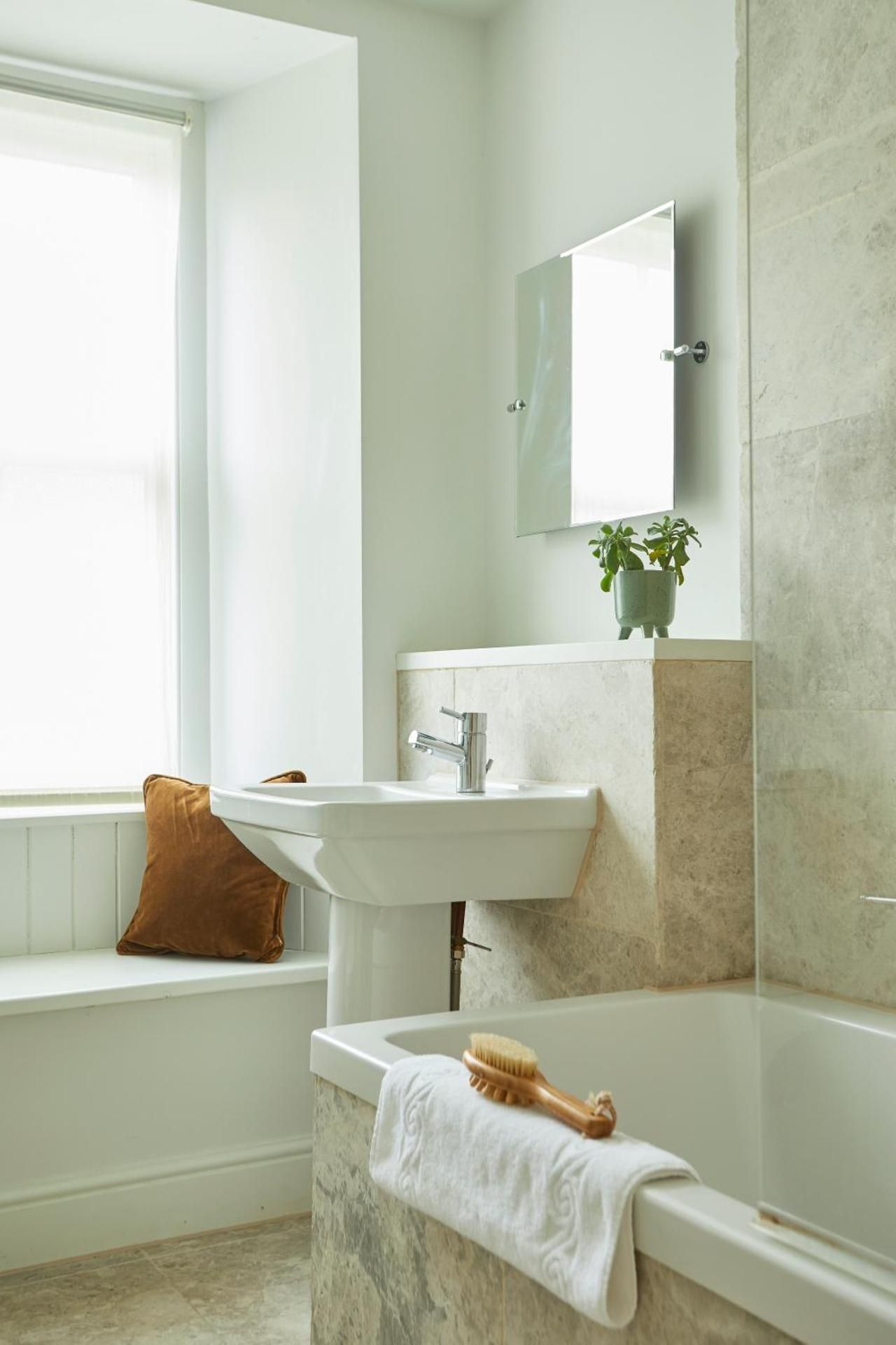 Victorian House Deluxe King Room with Mountain View (No Pets) 3