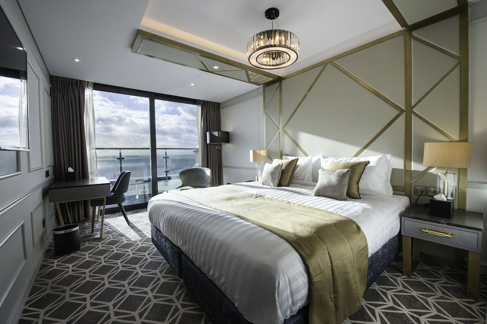 Luxury Suite, 1 King Bed, Balcony, Sea View