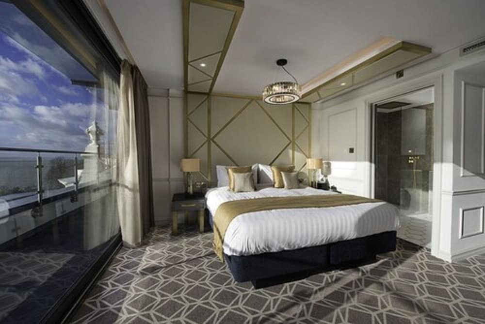 Luxury Suite, 1 King Bed, Balcony, Sea View