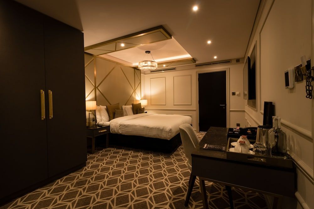 Luxury Suite, 1 King Bed, Balcony