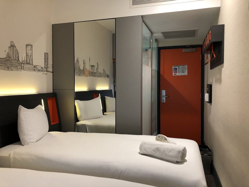 easyHotel Birmingham Standard Twin Room, 2 Twin Beds 3