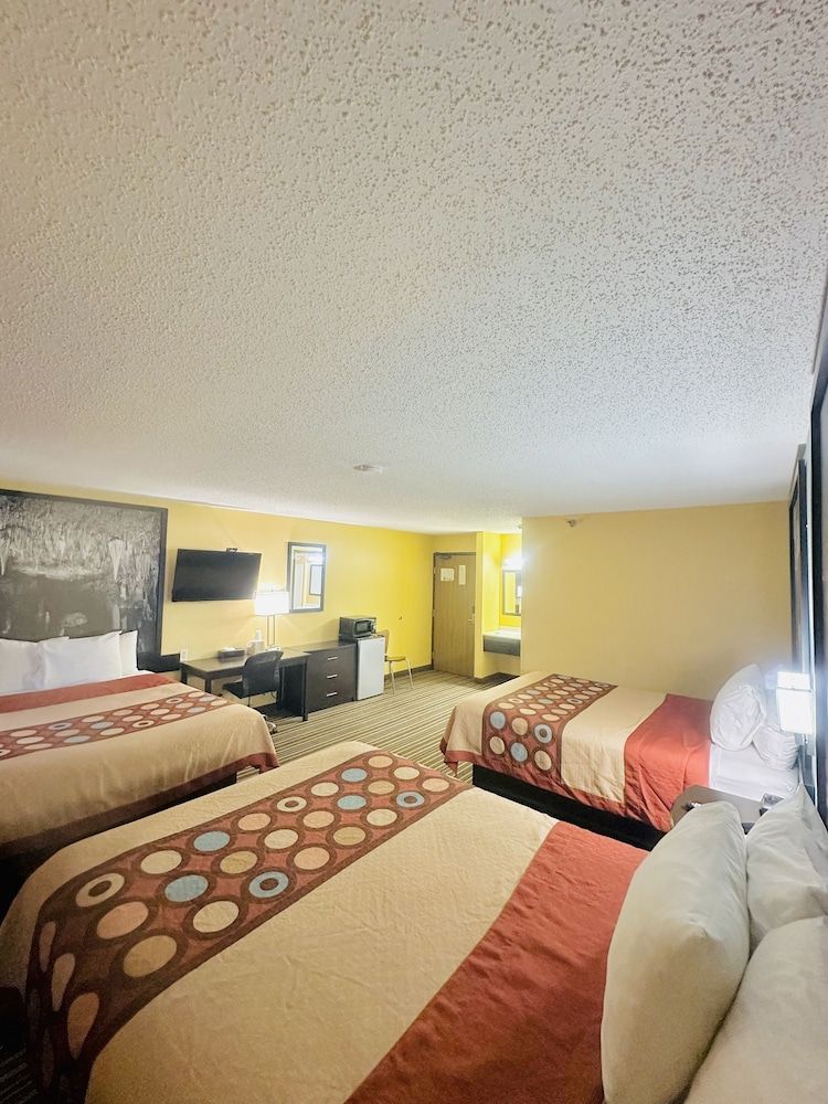 Room, Multiple Beds, Non Smoking (3 Queen Beds)