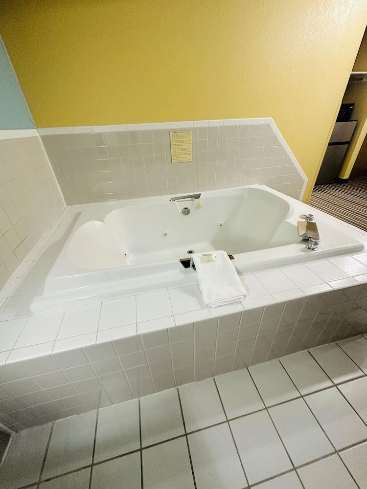 Suite, 1 King Bed, Smoking