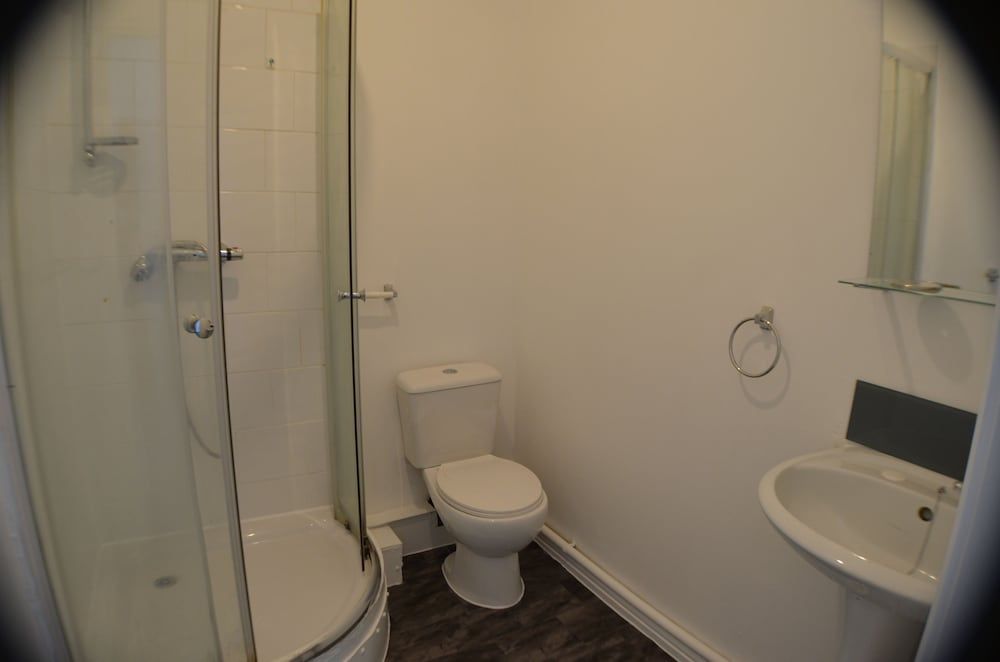 Queens Guesthouse Manchester Standard Twin Room 5