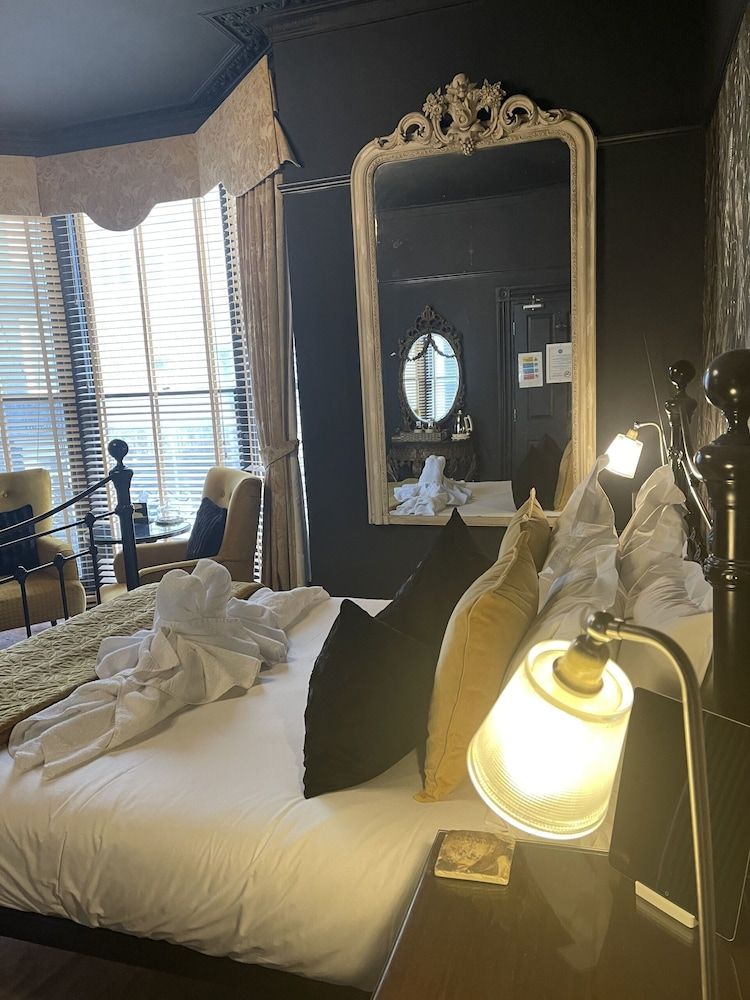 The Twenty One B&B Deluxe Double Room, Ensuite, Partial Sea View (room  no 3) 4